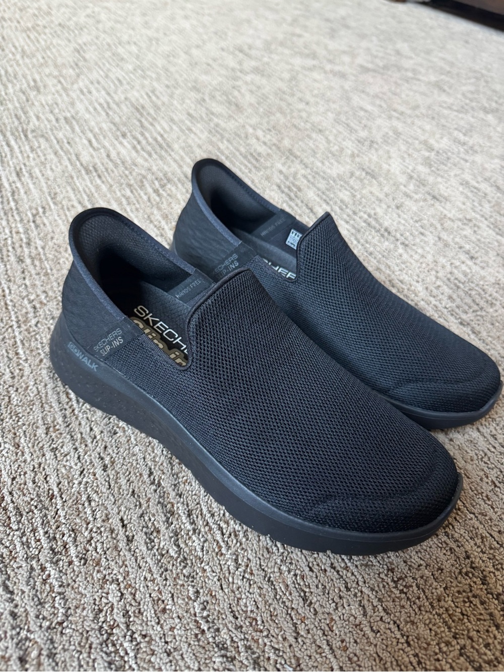 Skechers Black Slip-in tennis shoes *NEW*